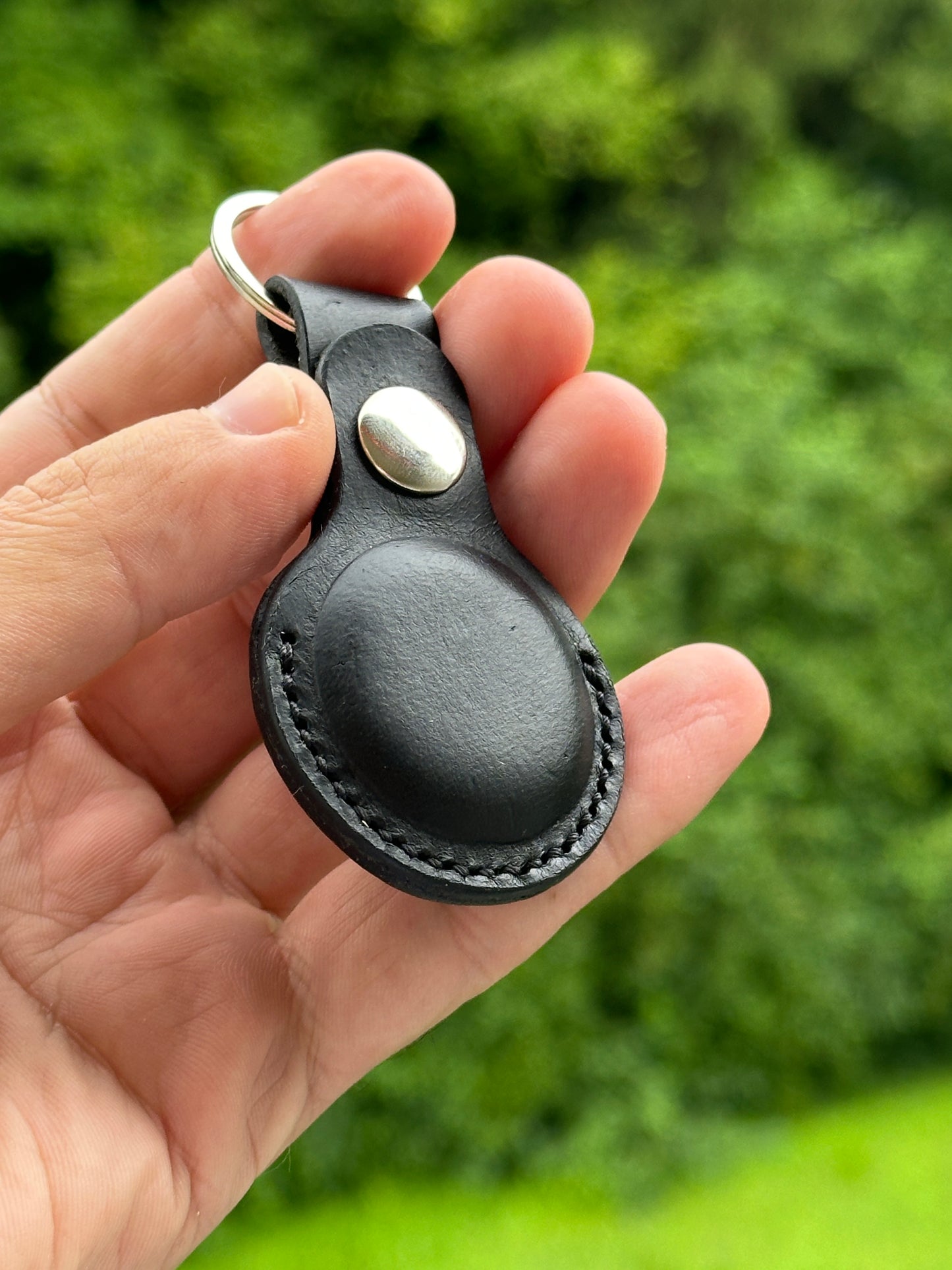 Handgefertigtes AirTag Etui aus Leder